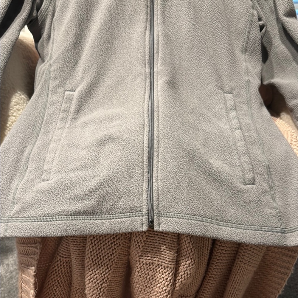 Patagonia Women's Gray Fleece Jacket- size medium - Picture 3 of 6